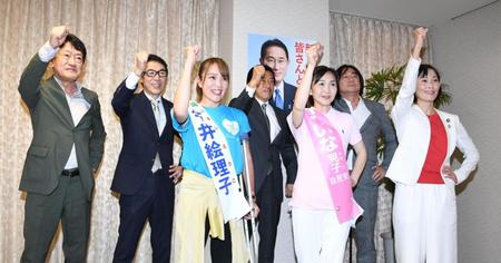 音楽４団体代表者と「勝つぞ」コールを行う（前列左から）今井絵理子氏、生稲晃子氏、丸川珠代参院議員＝東京・自民党本部（撮影・棚橋慶太）