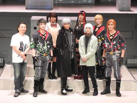 　「ＮＩＧＨＴ　ＨＥＡＤ　２０４１－ＴＨＥ　ＳＴＡＧＥ－」開幕直前取材会に登場した（前列左から）飯田譲治氏、佐奈宏紀、猪野広樹、横田龍儀、曽野舜太（後列左から）中山莉子、飯窪春菜、菅原りこ