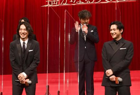 　山崎賢人（左）イチオシを宣言し照れる小澤征悦（撮影・園田高夫）