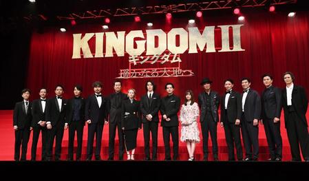 　ワールドプレミアに集った（左から）佐藤信介監督、濱津隆之、三浦貴大、岡山天音、小澤征悦、豊川悦司、清野菜名、山崎賢人、吉沢亮、橋本環奈、佐藤浩一、玉木宏、嶋政宏、要潤、加藤雅也（撮影・園田高夫）