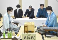 　豊島将之九段（左）に敗れた藤井聡太王位（日本将棋連盟提供）