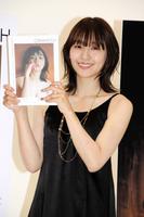 　１０年分の成長を写真集に込めた浅川梨奈＝東京・神田