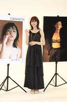 　１０年分の成長を写真集に込めた浅川梨奈＝東京・神田