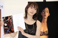 　お気に入りショットを紹介する浅川梨奈＝東京・神田