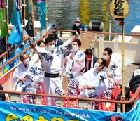 　３年ぶりに開催された恒例の「船乗り込み」であいさつする（前列左から）中村七之助、松本幸四郎、中村勘九郎