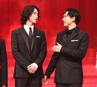 　壇上で吉沢亮（右）と談笑する山崎賢人（撮影・園田高夫）