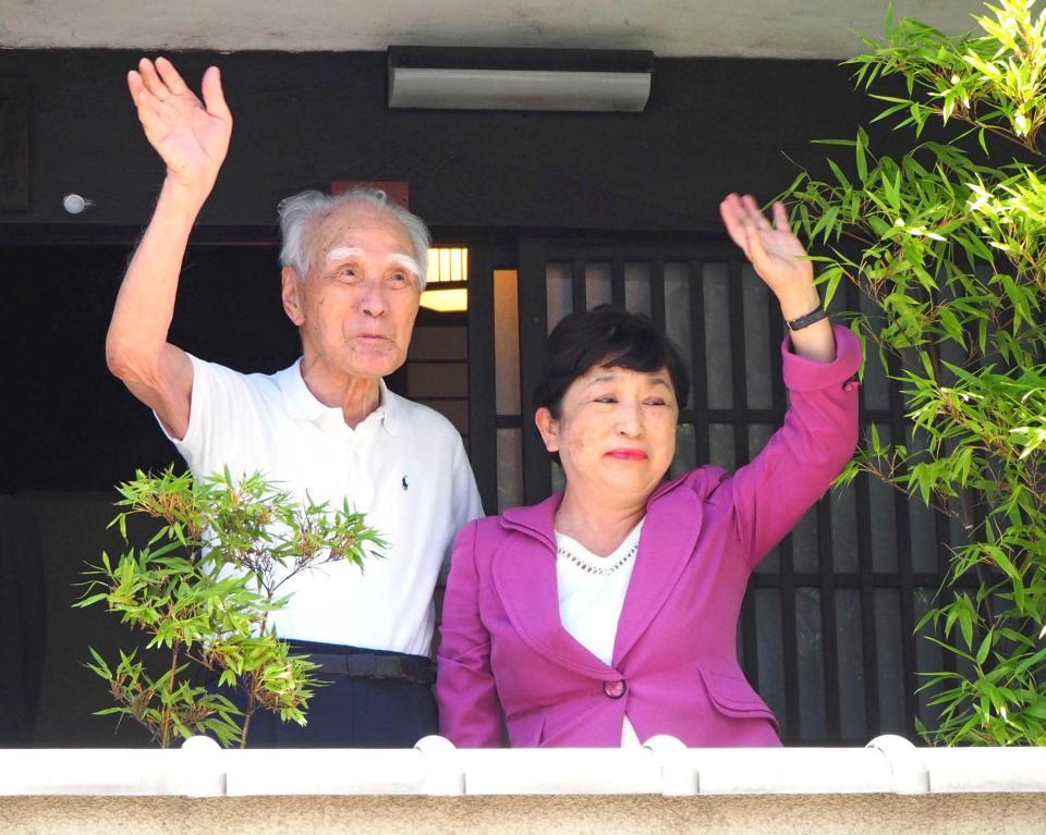 　村山元首相（左）の自宅を訪れ、手を振る社民党の福島党首＝大分市