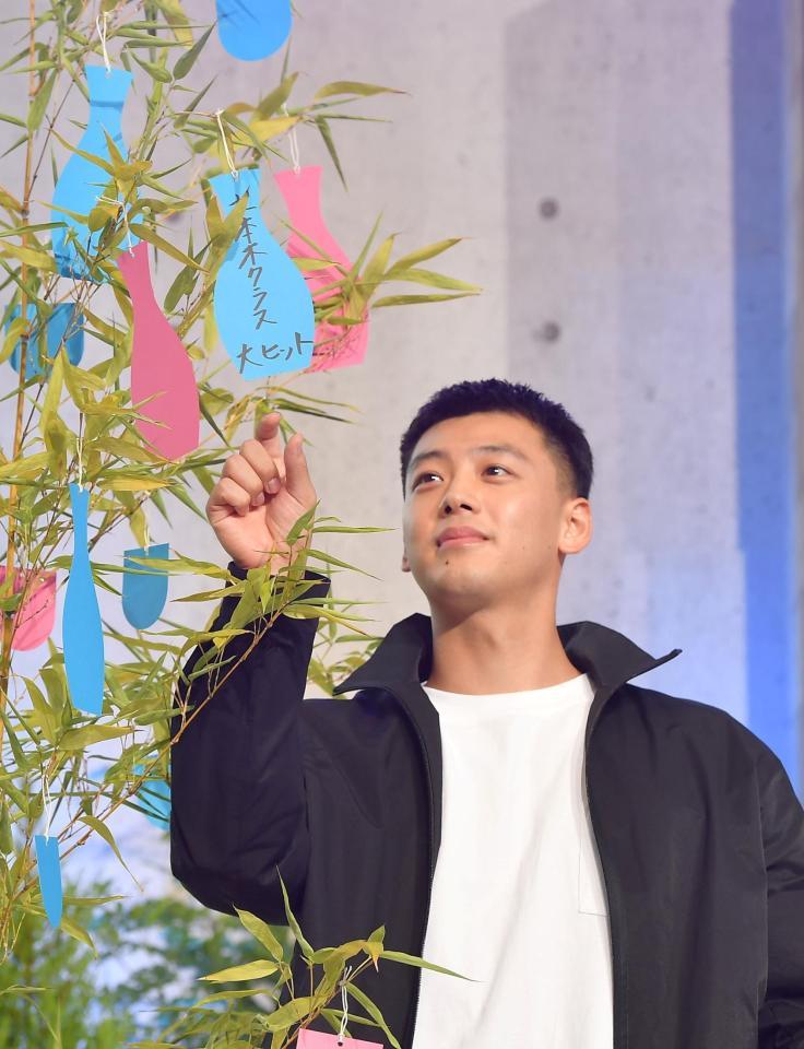 　テレビ朝日系ドラマ「六本木クラス」の大ヒットを祈念した短冊を飾る竹内涼真＝東京・六本木のテレビ朝日（撮影・伊藤笙子）