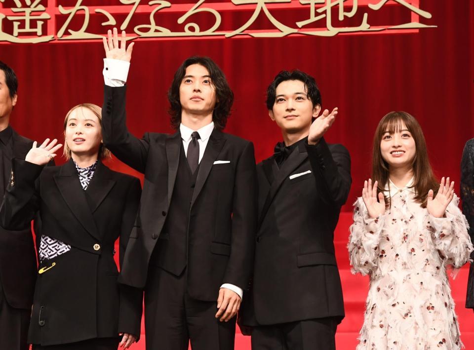 　ファンに手を振る（左から）清野菜名、山崎賢人、吉沢亮、橋本環奈（撮影・園田高夫）