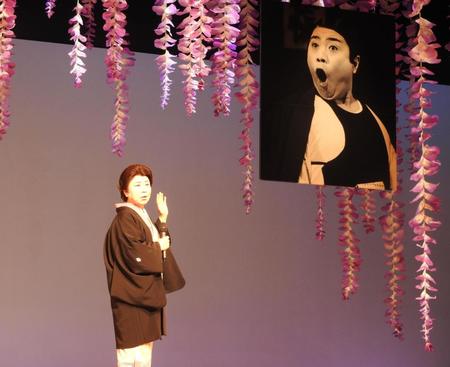 父・藤山寛美への思いを語る藤山直美＝東京・新橋演舞場