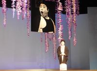 父・藤山寛美のパネルとともに笑顔を見せる藤山直美＝東京・新橋演舞場