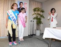 決起大会を終え街頭演説へ向かう今井絵理子氏（左）、生稲晃子氏（中央）を拍手で送り出す丸川珠代参院議員＝東京・自民党本部（撮影・棚橋慶太）