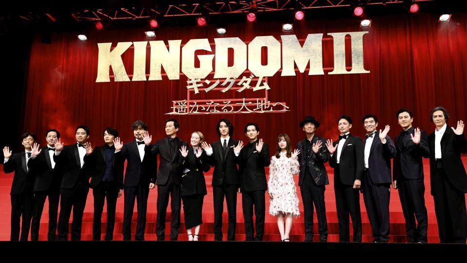 　ワールドプレミアに集った（左から）佐藤信介監督、濱津隆之、三浦貴大、岡山天音、小澤征悦、豊川悦司、清野菜名、山崎賢人、吉沢亮、橋本環奈、佐藤浩一、玉木宏、嶋政宏、要潤、加藤雅也（撮影・園田高夫）