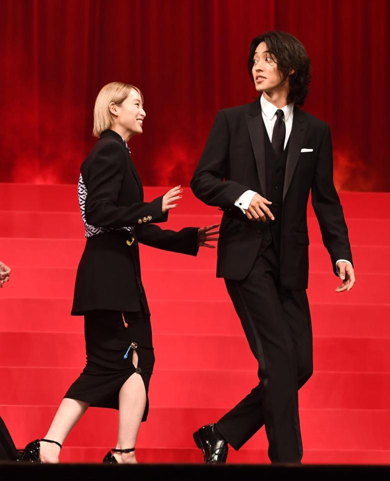 　美脚を披露する清野菜名（左）と山崎賢人（撮影・園田高夫）