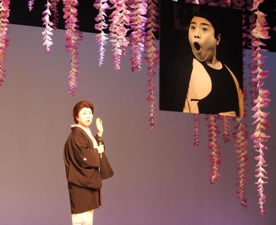 父・藤山寛美への思いを語る藤山直美＝東京・新橋演舞場