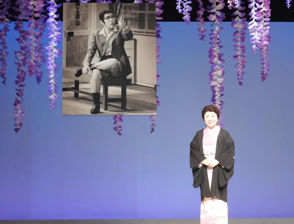 父・藤山寛美のパネルとともに笑顔を見せる藤山直美＝東京・新橋演舞場