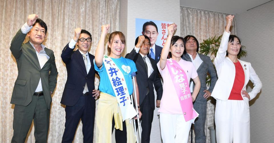 音楽４団体代表者と「勝つぞ」コールを行う（前列左から）今井絵理子氏、生稲晃子氏、丸川珠代参院議員＝東京・自民党本部（撮影・棚橋慶太）