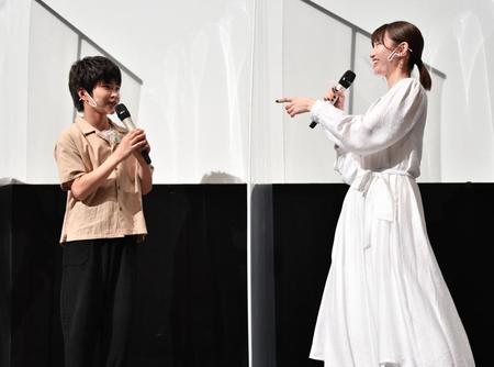 　阿久津慶人（左）から「話を盛っている」と突っ込まれて思わず、言い返す井上小百合＝東京・シネ・リーブル池袋（撮影・西岡正）