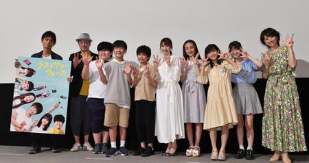 　そろってポーズを決める（左から）宮岡太郎監督、デビット伊東、小山春朋、松浦理仁、阿久津慶人、井上小百合、飯尾夢奏、羽鳥心彩、上田帆乃佳、櫻井淳子＝東京・シネ・リーブル池袋（撮影・西岡正）