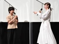 　阿久津慶人（左）から「話を盛っている」と突っ込まれて思わず、言い返す井上小百合＝東京・シネ・リーブル池袋（撮影・西岡正）