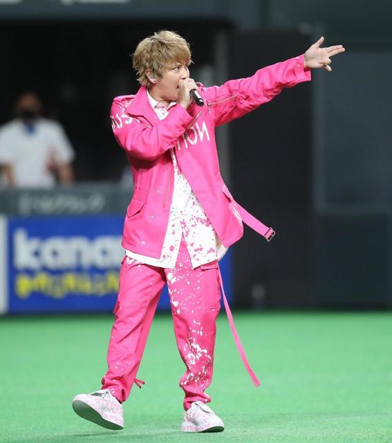 手越祐也がピンクの衣装で新曲熱唱 新庄監督は「いい匂いがした」日本