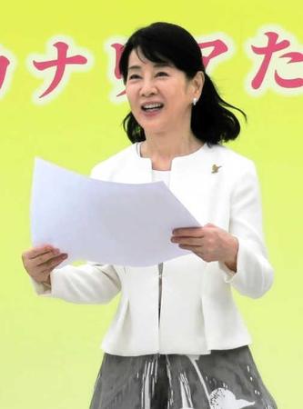 　感謝状を受け取り、笑顔を見せる吉永小百合