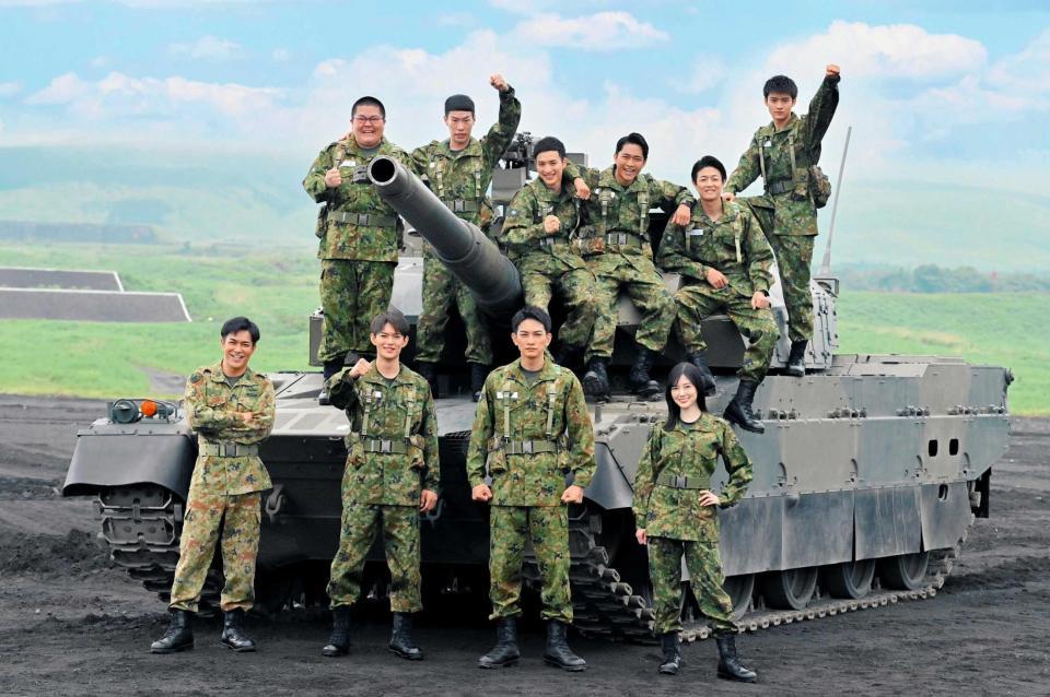 　１０式戦車とポーズをとる（下段左から）北村一輝、佐野勇斗、町田啓太、白石麻衣ら