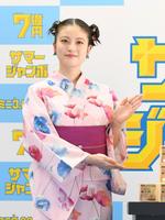 　発売記念イベントに登場した今田美桜＝西銀座チャンスセンター前