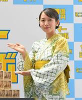 　発売記念イベントに登場した吉岡里帆＝西銀座チャンスセンター前