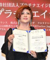 　プラチナエイジスト賞を受賞したＩＫＫＯ（撮影・出月俊成）