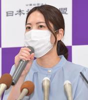 　会見する里見香奈女流四冠＝大阪・関西将棋会館（撮影・吉澤敬太）