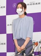 　会見する里見香奈女流四冠＝大阪・関西将棋会館（撮影・吉澤敬太）