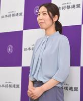 　会見後フォトセッションを行う里見香奈女流四冠＝大阪・関西将棋会館（撮影・吉澤敬太）