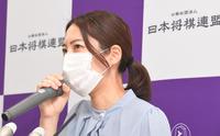 　会見で決意を語る里見香奈女流四冠＝大阪・関西将棋会館（撮影・吉澤敬太）