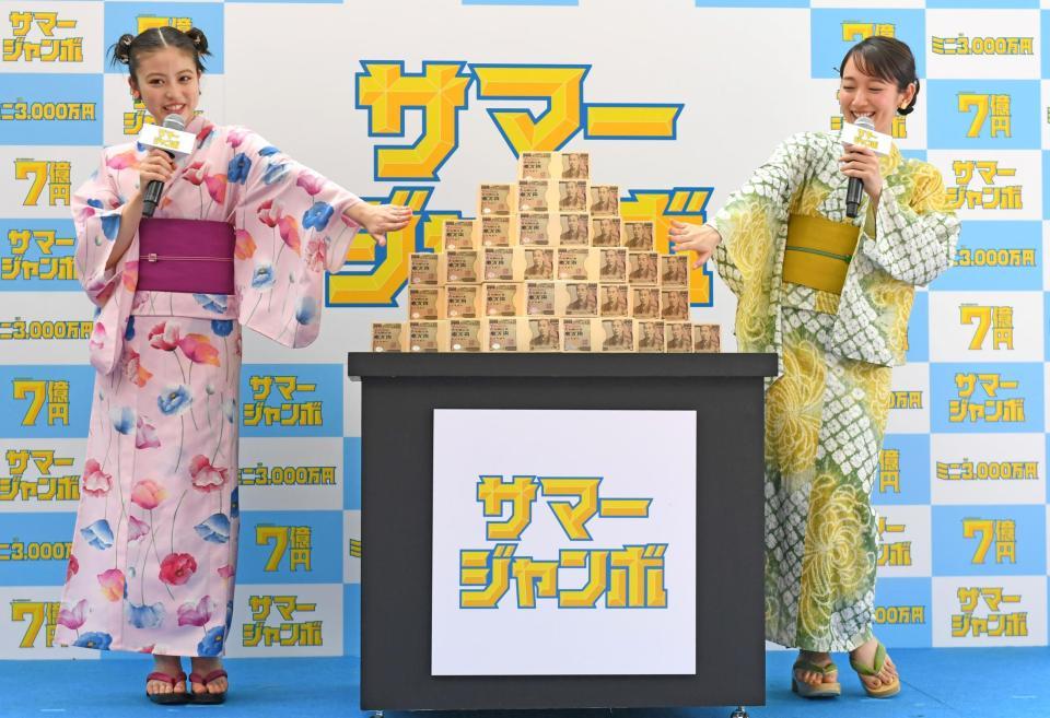 　７億円を警備する吉岡里帆（右）と今田美桜＝西銀座チャンスセンター前