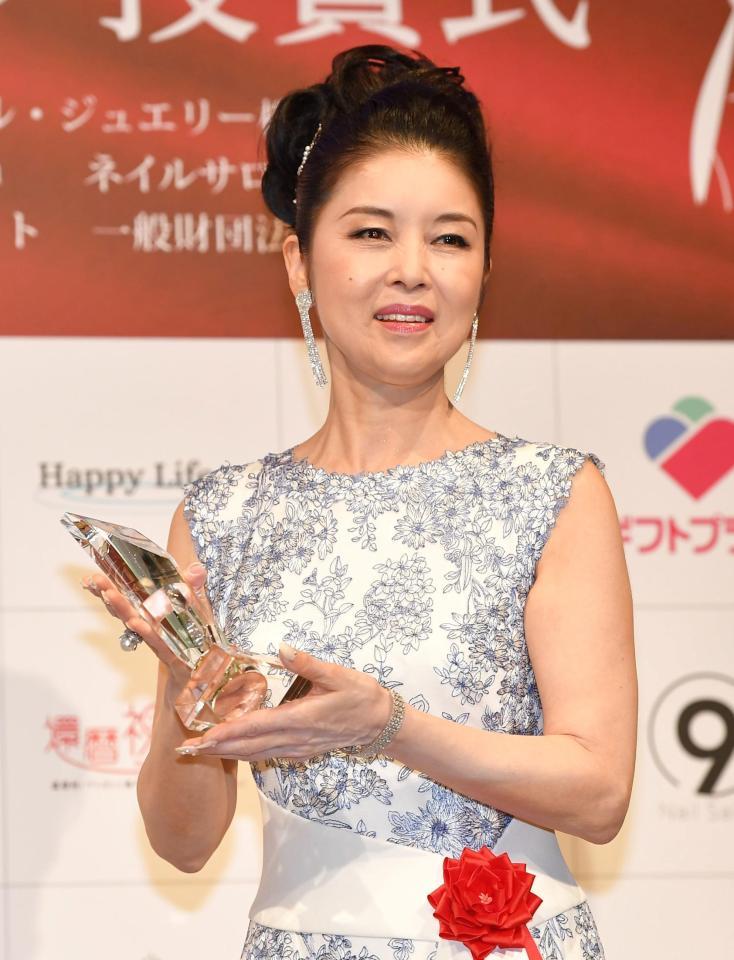 ６１歳・藤あや子「ドラマのワンシーンのよう」 プラチナ級の美貌で