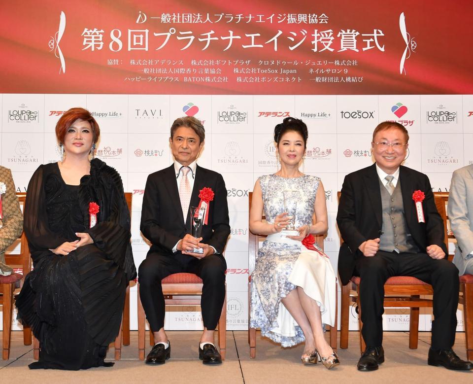 　プラチナエイジ賞の各賞を受賞した（左から）ＩＫＫＯ、升毅、藤あや子、高須克弥氏（撮影・出月俊成）