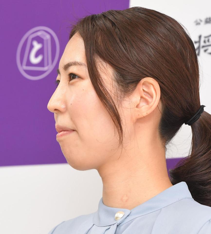 　会見後のフォトセッションで真っすぐ前を見つめる里見香奈女流四冠＝大阪・関西将棋会館（撮影・吉澤敬太）