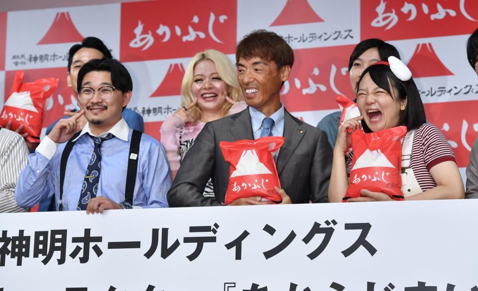 　ポーズを求められたオズワルド・伊藤俊介（左）の姿に爆笑する蛙亭・イワクラ（右）＝東京・よしもと有楽町シアター（撮影・西岡正）