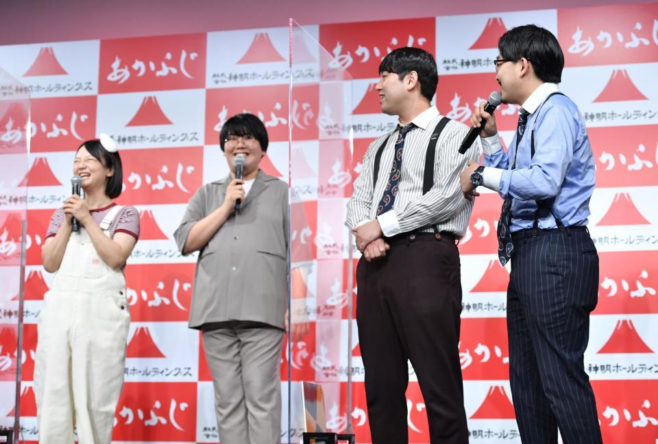 　冒頭で「ＦＲＩＤＹのキャスティングか！」とツッコミをいれるオズワルド・伊藤俊介（右）に笑う蛙亭・イワクラ（左）＝東京・よしもと有楽町シアター（撮影・西岡正）