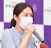 　会見で決意を語る里見香奈女流四冠