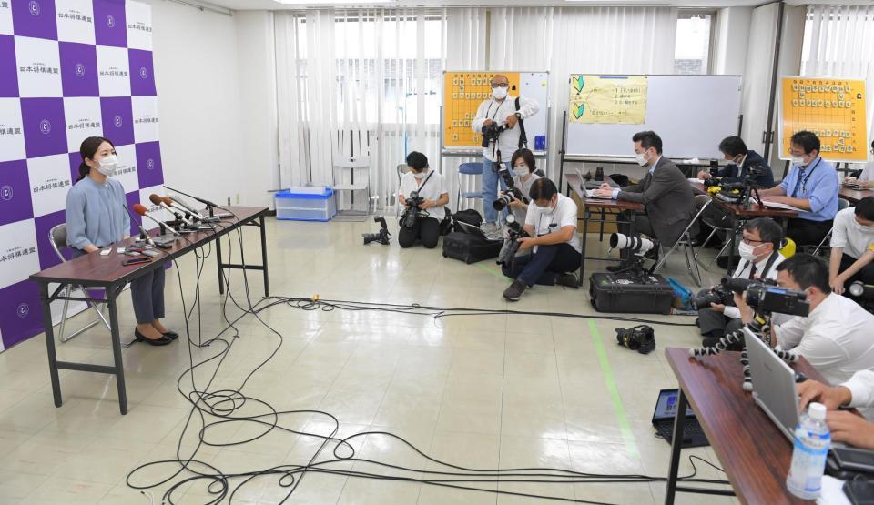 　会見する里見香奈女流四冠＝大阪・関西将棋会館（撮影・吉澤敬太）
