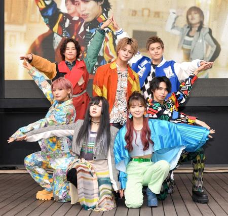 　ポーズを決めるフォーエイト４８（撮影・佐々木彰尚）