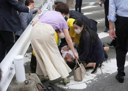 　奈良市で街頭演説中に男に銃撃され、路上に倒れた自民党の安倍元首相（中央）＝８日午前11時32分