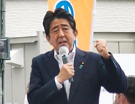 　奈良市の近鉄大和西大寺駅前で街頭演説する自民党の安倍元首相。この直後に銃撃された＝８日午前11時半ごろ