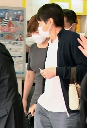 安倍元首相が搬送された奈良県橿原市の県立医大病院に向かう昭恵夫人（左）＝８日午後４時35分ごろ