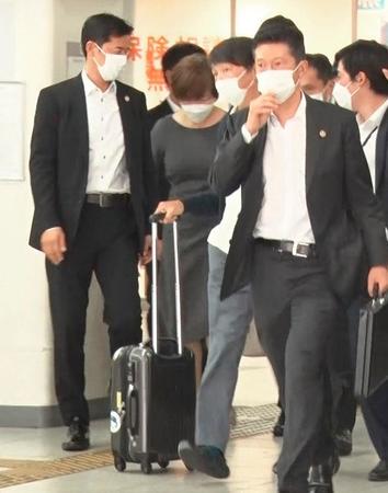 安倍元首相が搬送された奈良県橿原市の県立医大病院に向かう昭恵夫人（左から２人目）＝８日午後４時35分ごろ