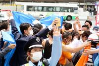 　自民党の安倍元首相が街頭演説中に不審な男に襲われ、騒然とする現場付近＝８日午前11時42分、奈良市