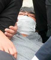 安倍元首相が銃撃された現場付近で取り押さえられる山上徹也容疑者＝８日午前11時38分ごろ、奈良市