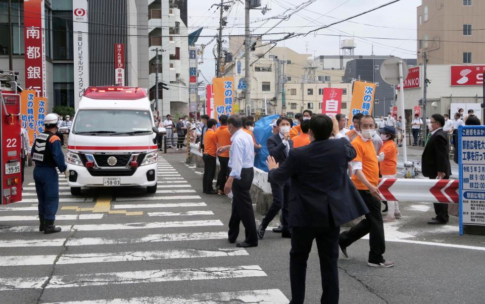 　自民党の安倍元首相が街頭演説中に不審な男に襲われ、騒然とする現場付近＝８日午前11時41分、奈良市